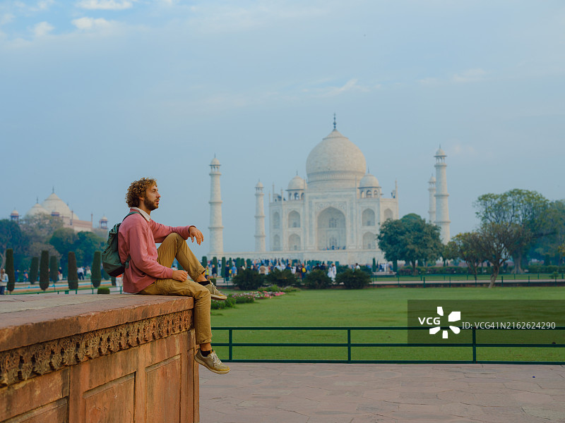 男人游览泰姬陵图片素材
