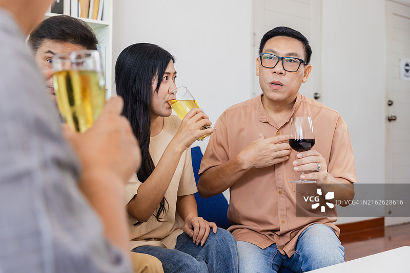 朋友和家人在家喝酒图片素材