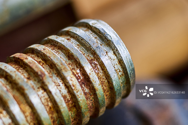 旧生锈螺丝的特写微距照片，浅景深图片素材