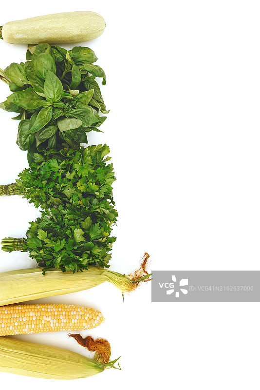 新鲜有机蔬菜和香草：西葫芦、罗勒叶、欧芹和玉米图片素材