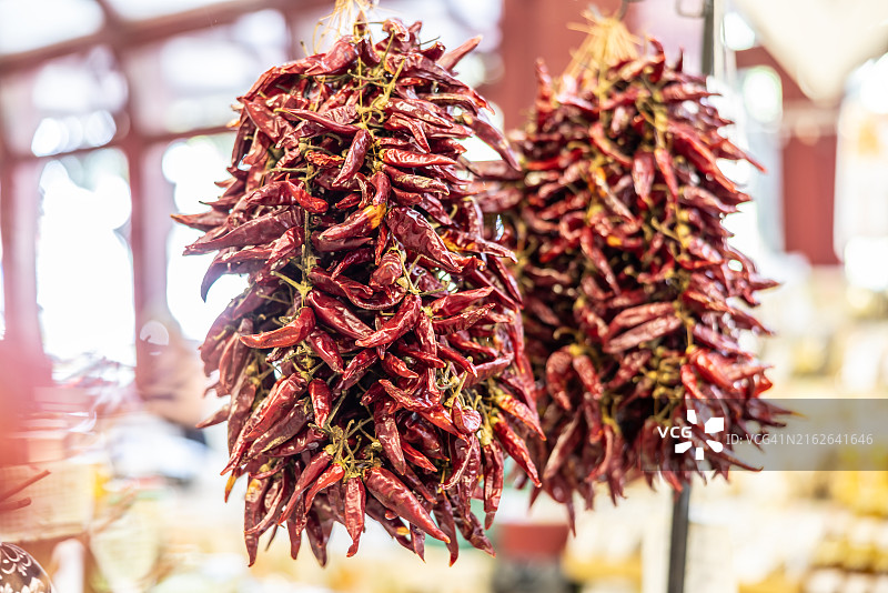 农贸市场悬挂的烤辣椒图片素材