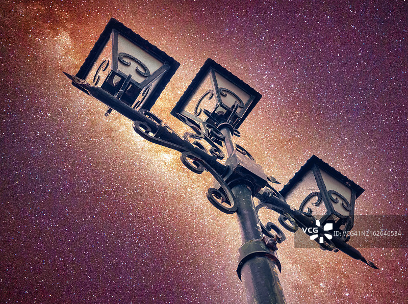 银河下的街灯图片素材