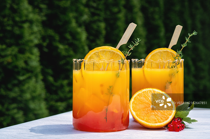 夏日橙汁浆果鸡尾酒图片素材