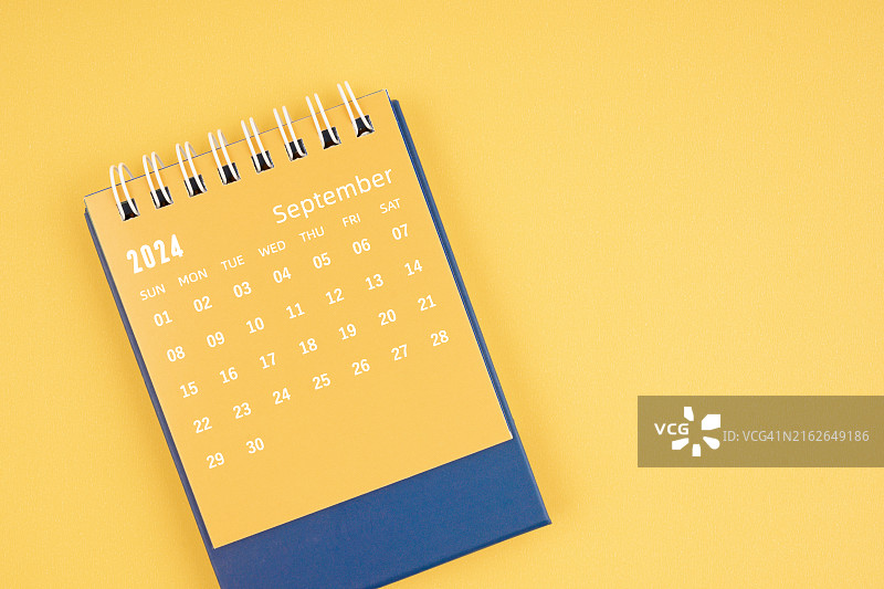 2024年9月黄色背景桌面日历，带文案空间图片素材