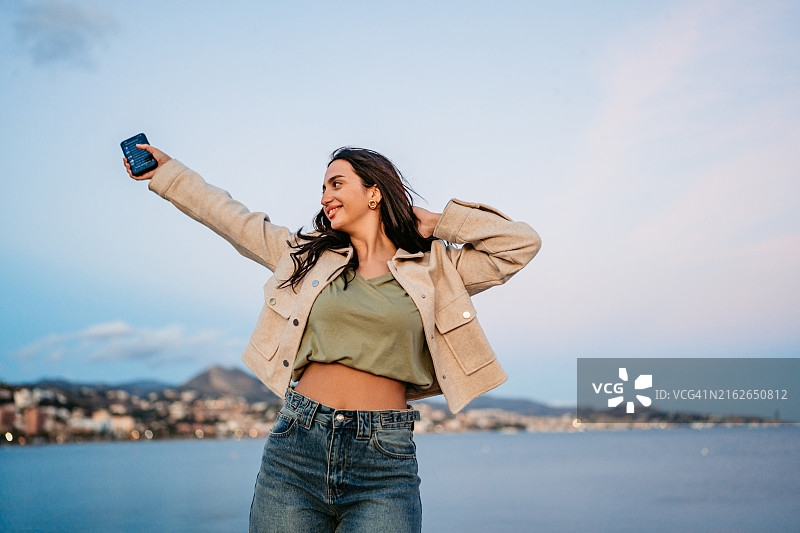 年轻女人在西班牙马拉加码头跳舞图片素材