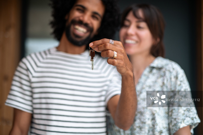 快乐的夫妇拿着新房钥匙图片素材