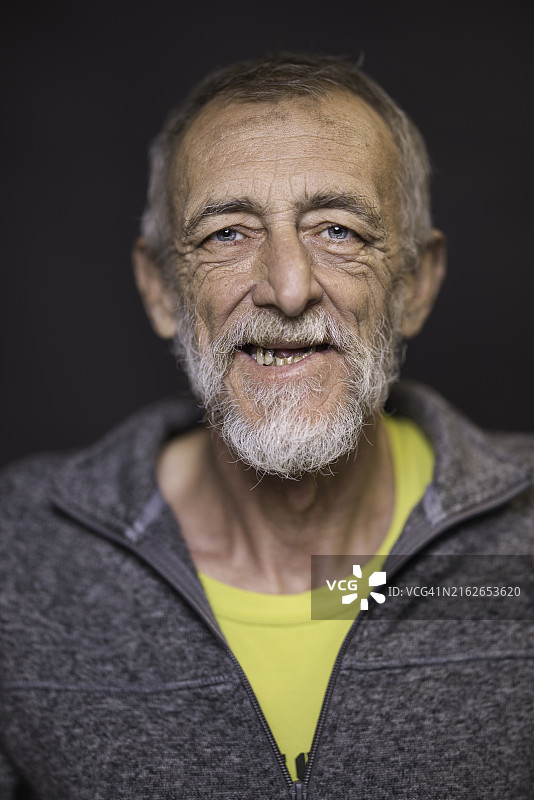 灰发男人肖像图片素材