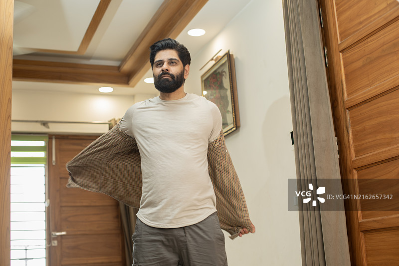 男人在家脱夹克图片素材