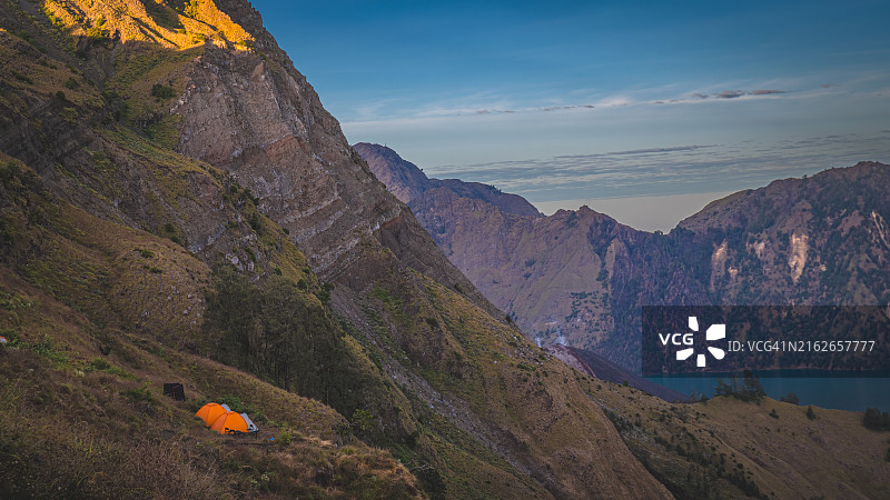 印尼塞巴隆火山湖日出景观图片素材
