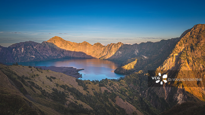 从Plawangan Sembalun看林贾尼火山日出湖景，印度尼西亚图片素材
