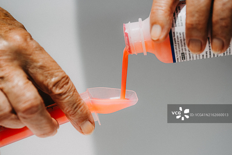 将药水倒入量杯图片素材