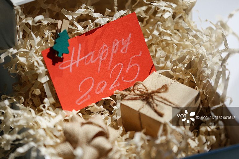 2025年到来，新年快乐，圣诞节礼物，红色手工贺卡图片素材
