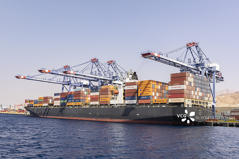 亚喀巴港码头上的起重机和满载的集装箱船（约旦，中东）图片素材