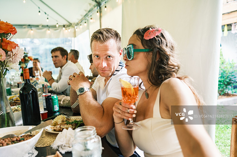 新娘新郎在婚礼晚宴上玩得很开心图片素材