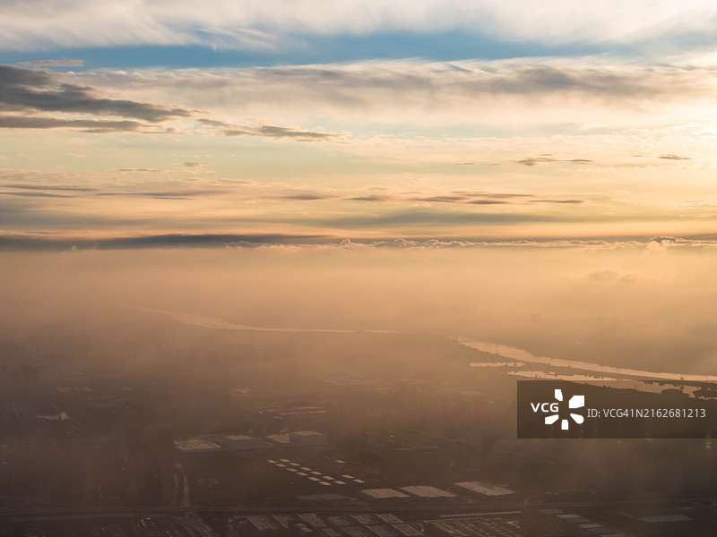 雨后城市上空的雾和美丽日落图片素材