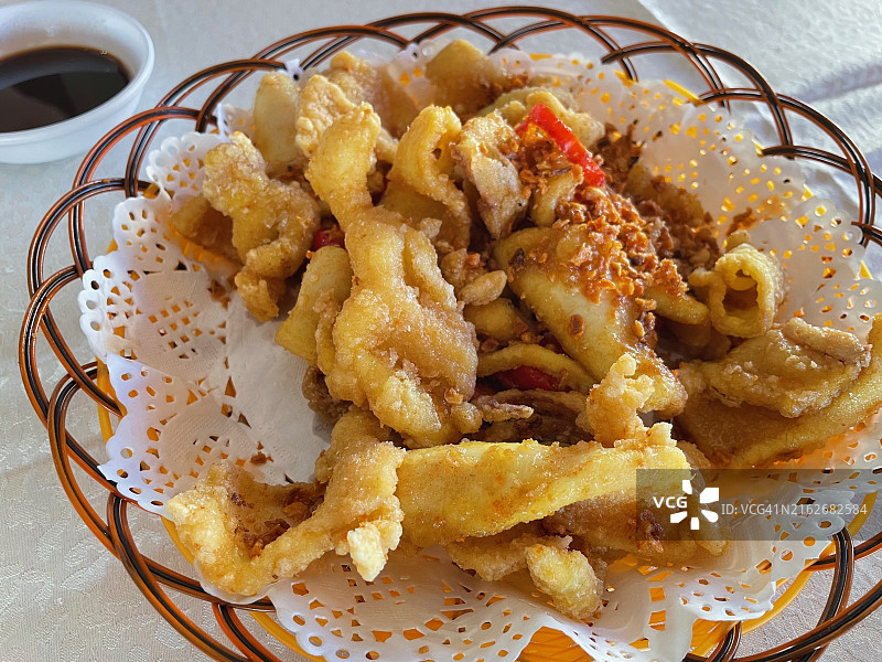 俯视角度拍摄的盘中炸鱿鱼图片素材