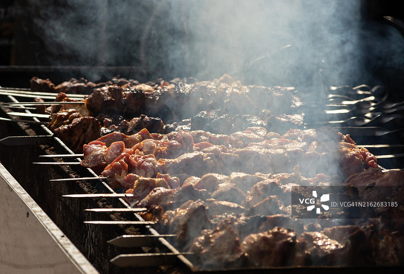 木炭烧烤架上准备的腌制沙示利克烤肉串图片素材