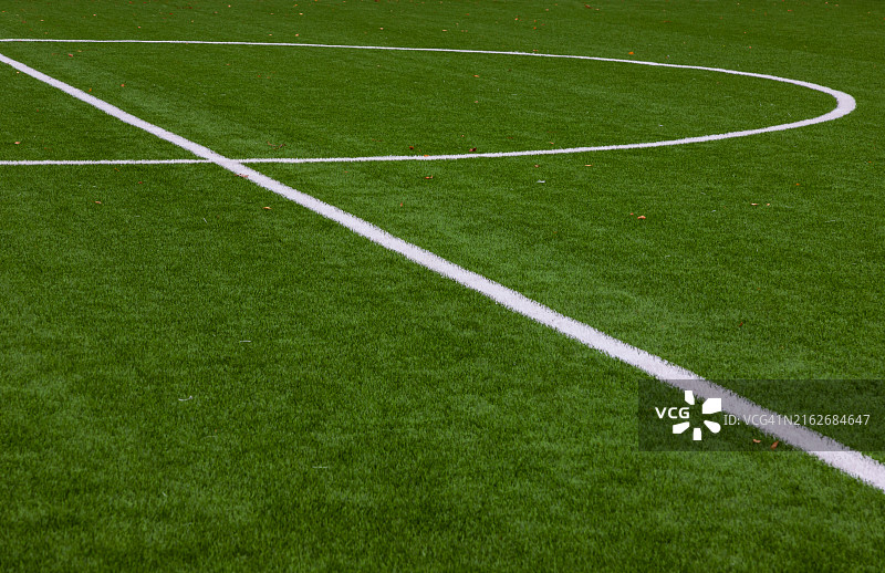 从上方拍摄的绿色合成草运动场的白线照片图片素材