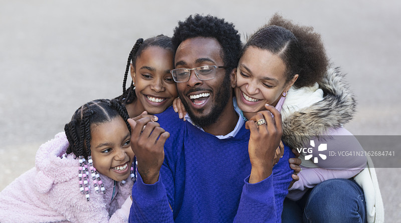 快乐的非裔父亲与家人图片素材