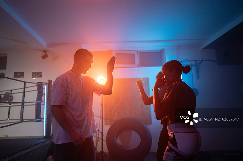 在沙发上训练图片素材