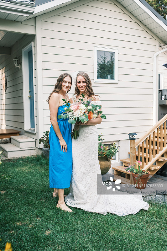 新娘和她的女友在户外婚礼上的肖像图片素材