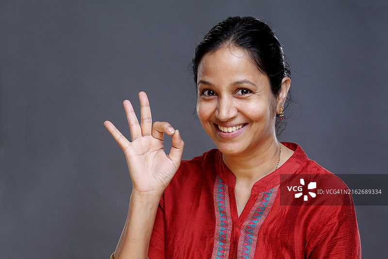 快乐的印度女人特写图片素材