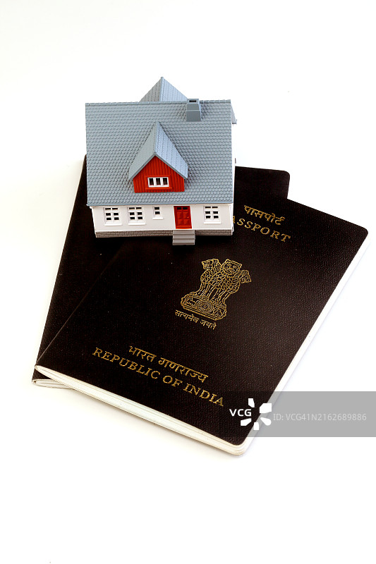 白色背景上的护照本上的房屋模型图片素材