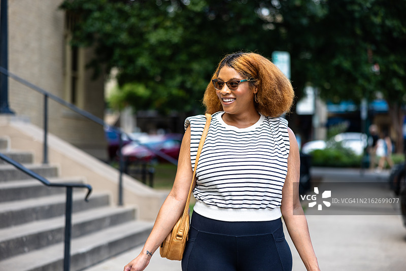 在德克萨斯州城镇广场购物的美丽黑人女性图片素材