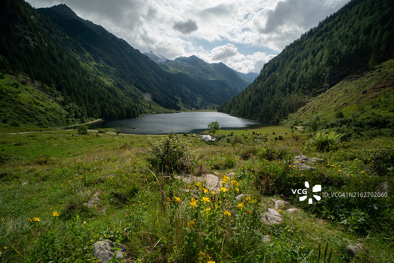 奥地利霍厄陶恩山脉山区湖泊图片素材