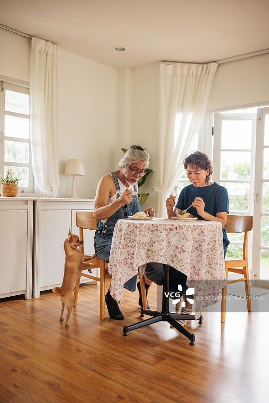 中年夫妇在家中共进午餐图片素材