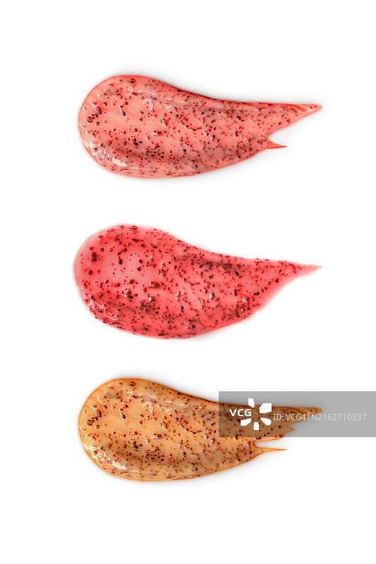 化妆品色板套装，隔离在白色背景上。带有彩色颗粒的三种磨砂涂抹样品。图片素材