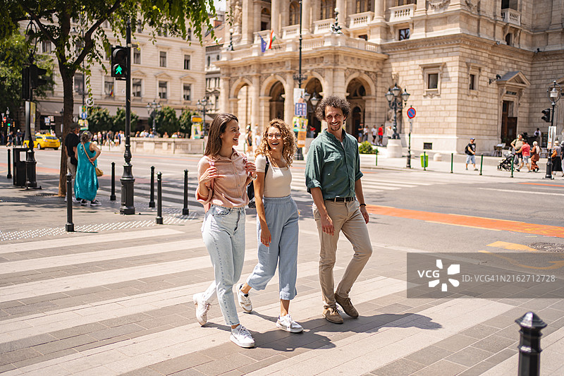 三个朋友在布达佩斯市中心附近散步图片素材