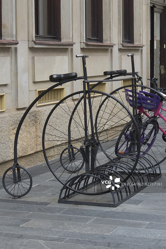 类似于高轮自行车的自行车架图片素材