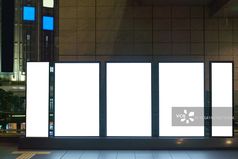 城市帆布广告牌天际线图片素材