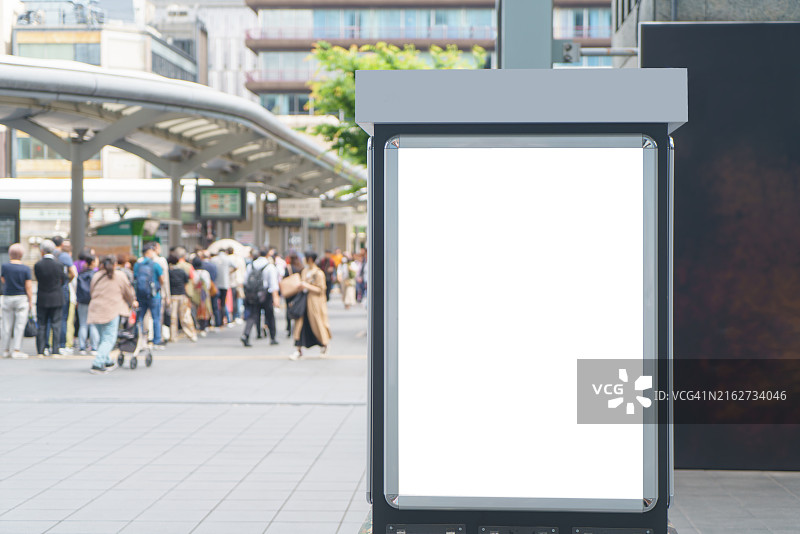 城市街道上的白色样机空白垂直广告牌图片素材