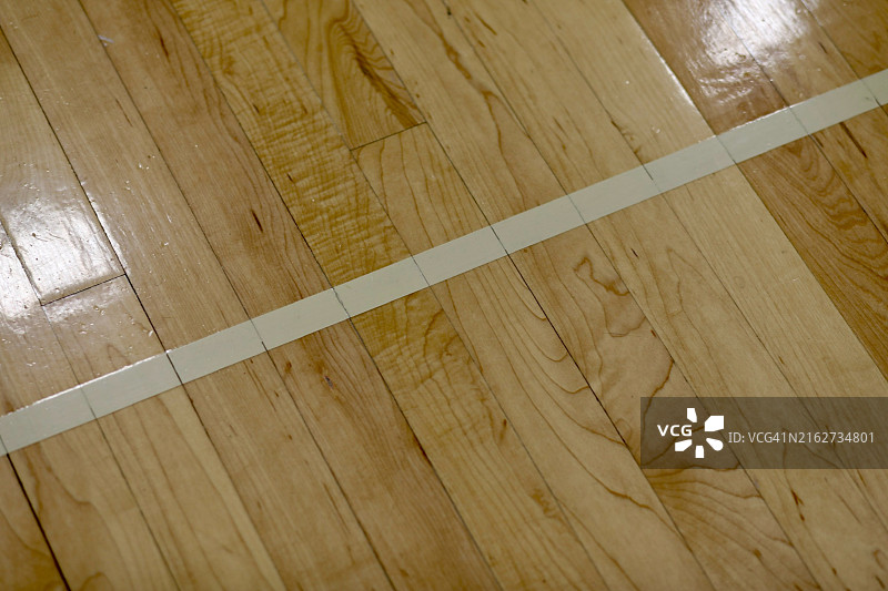 涂有光亮蜡的木制健身房地板图片素材