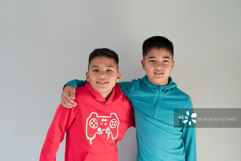 灰色背景下拥抱的男孩们图片素材