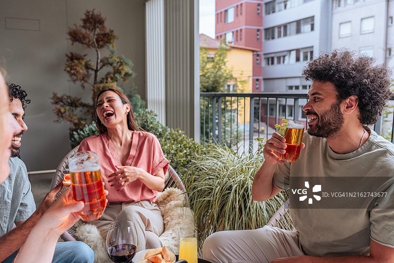 多民族朋友欢笑畅饮图片素材