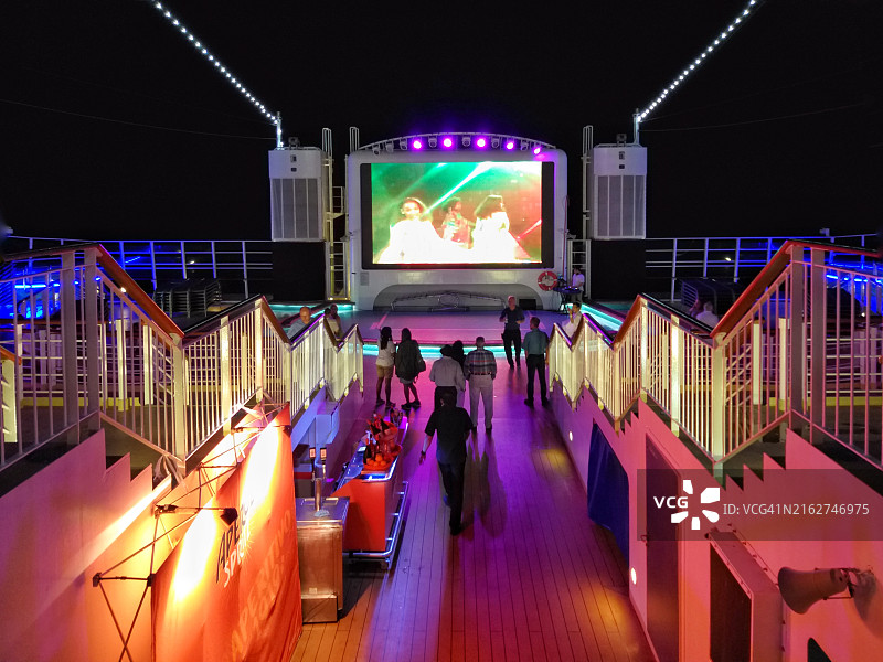 挪威史诗号15层甲板上的夜间灯光图片素材