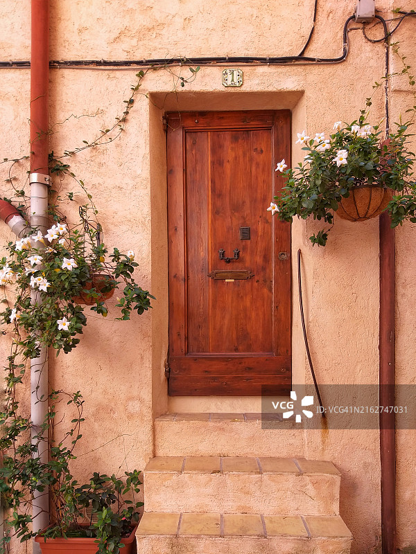 法国戛纳Le Suquet的木门和盆栽植物图片素材