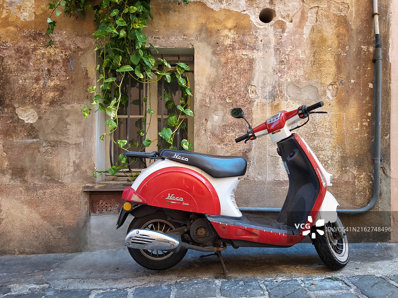 戛纳，法国：复古红色滑板车与葡萄藤图片素材