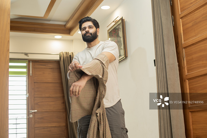 男人在家脱夹克图片素材