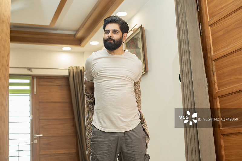 男人在家脱夹克图片素材