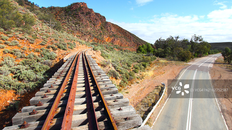 铁轨跨越道路图片素材