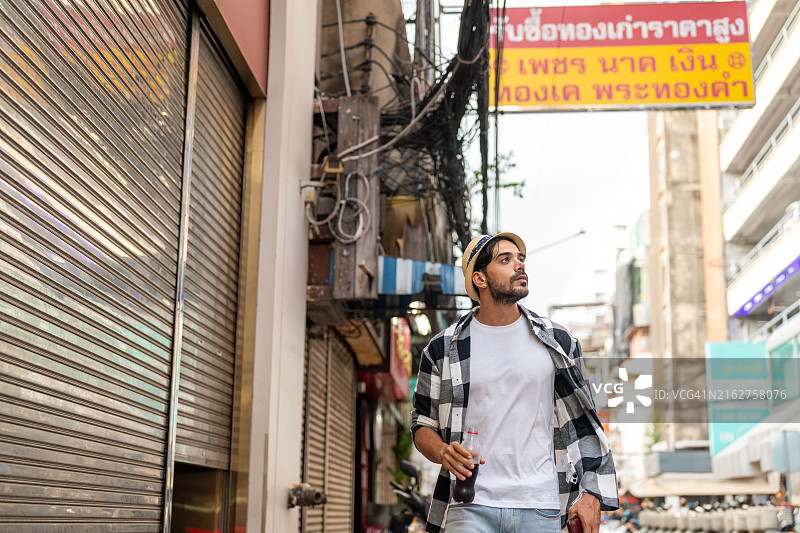 在泰国曼谷唐人街漫步的年轻伊朗男子图片素材