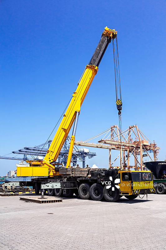 准备在港口起吊套管的重型起重机图片素材