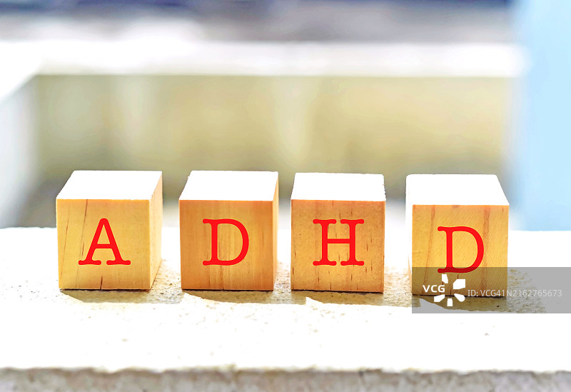 红色字母ADHD的木制玩具积木图片素材
