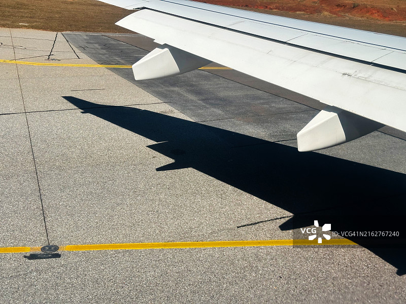 飞机机翼和跑道阳光图片素材