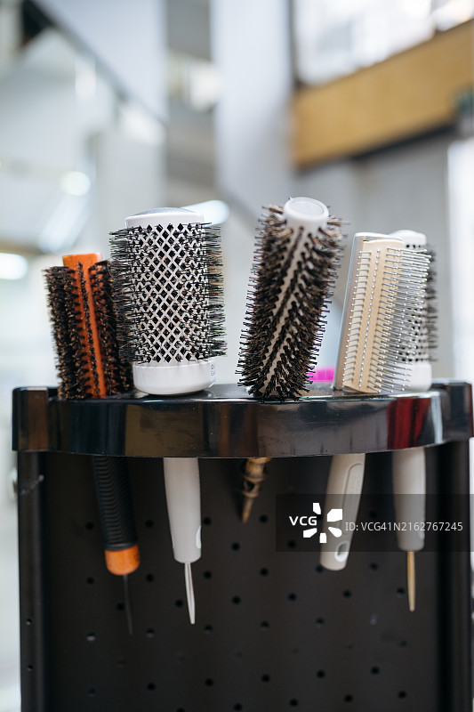 沙龙待用的各种梳子特写图片素材