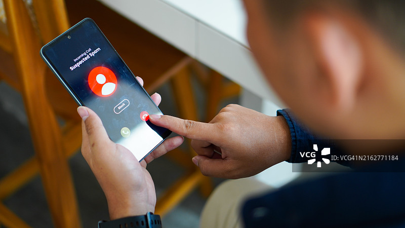 男子在智能手机上接到未知来电并拒绝图片素材